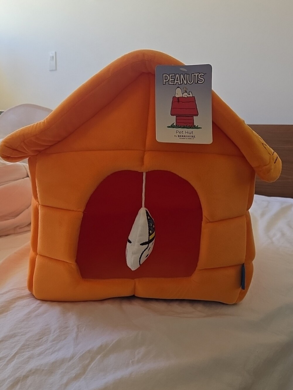 Peanuts NWT Halloween Orange Plush Pet Hut With Hanging Toy